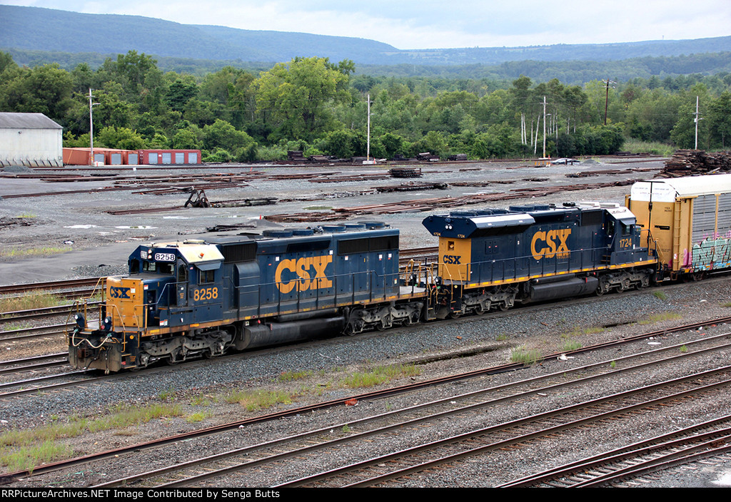 CSX 1858 SD40-2 CSX 1724 SD23T4